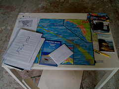hel tafel met kaarten fotos en enquetes